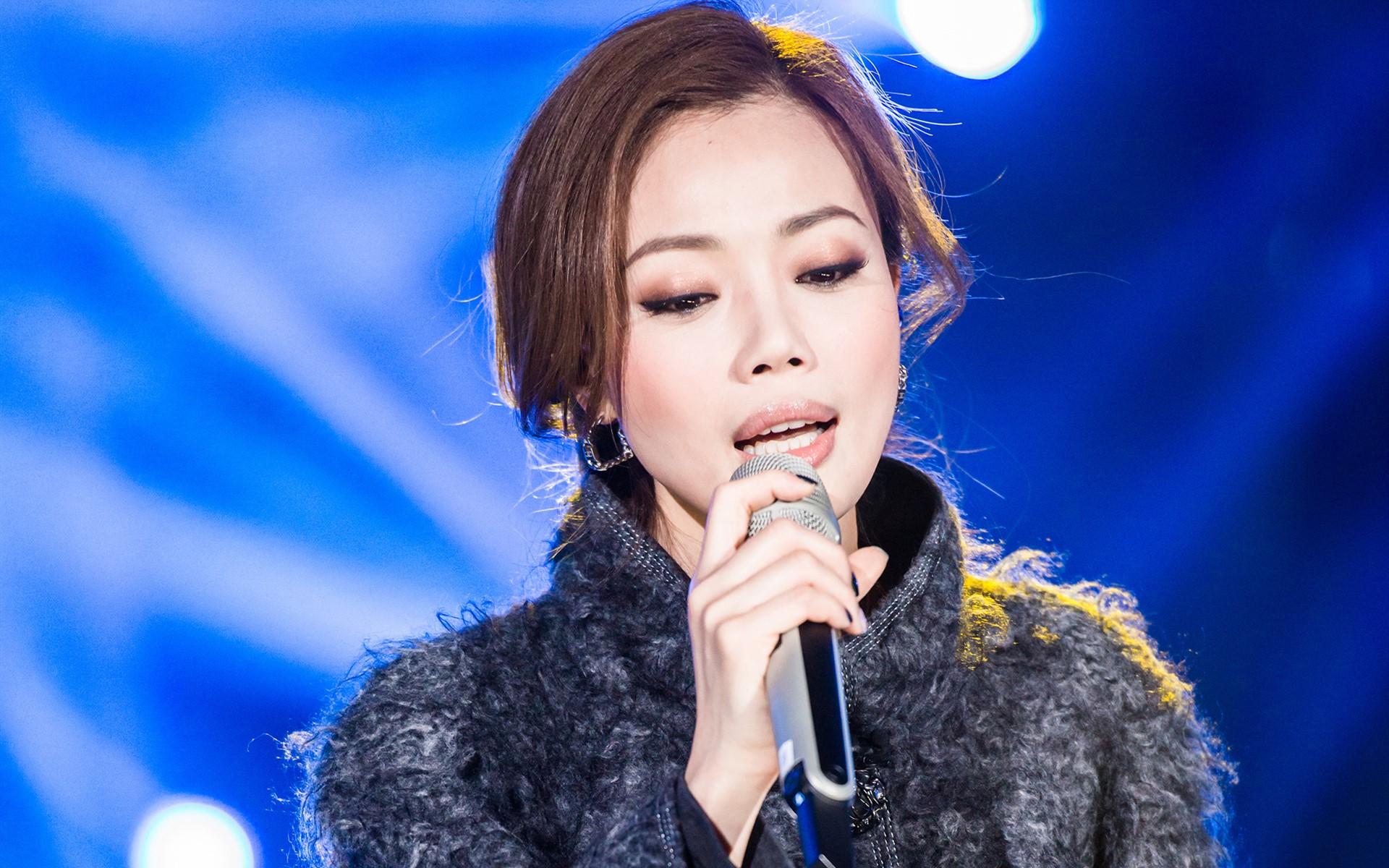 曾志伟在台前乱说话，一顿暴打缝了几十针，幕