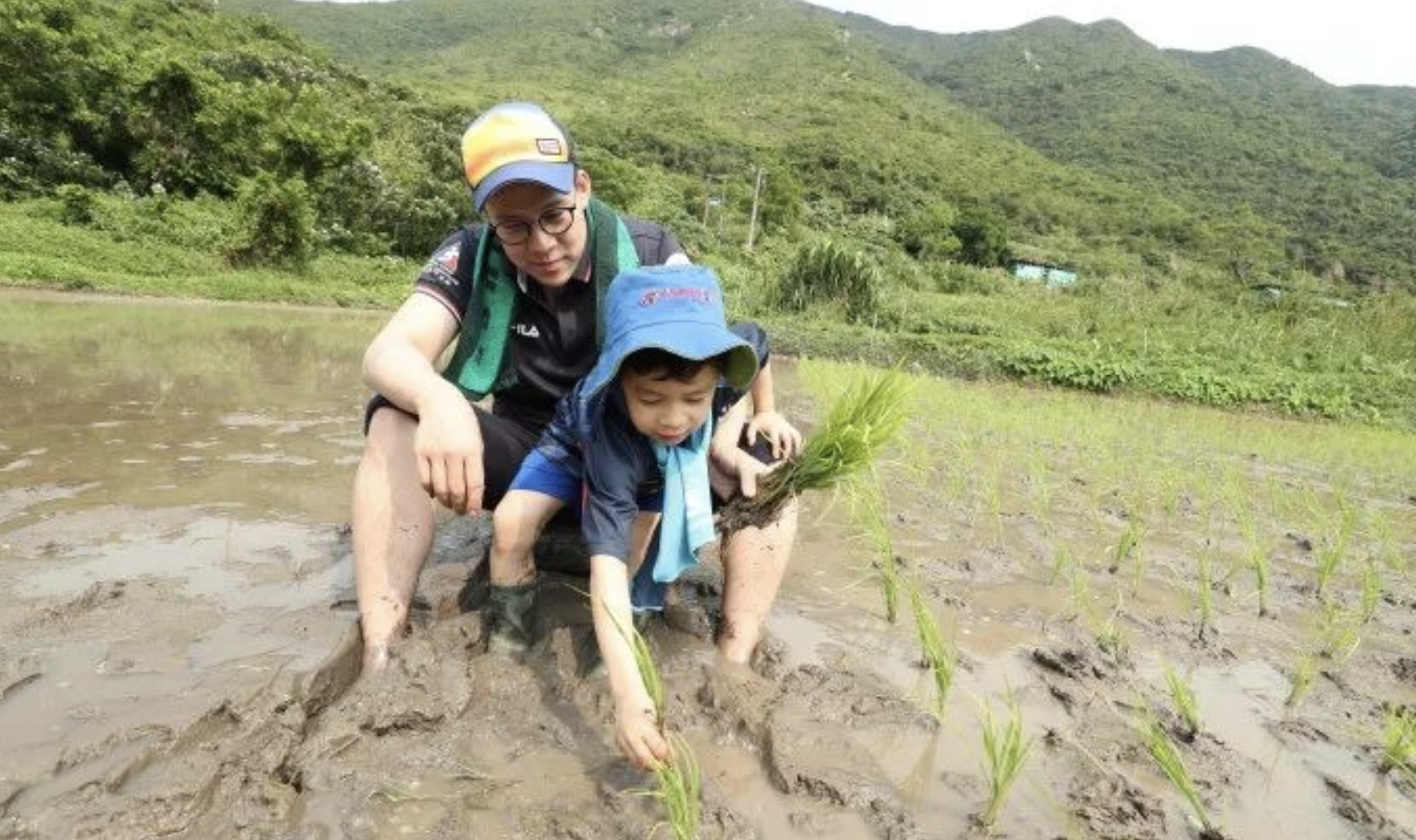 郭晶晶打扮精緻，參加孩子家長會，被網友盛讚：這才是真正的富養