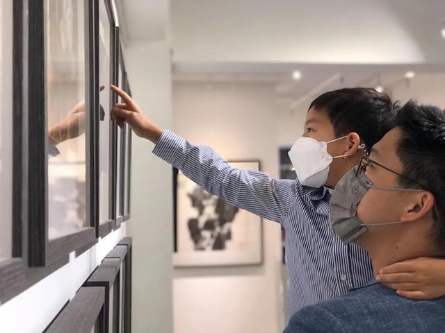 霍启刚抱6岁儿子看画展，父子互动超有爱，一个细节太接地气