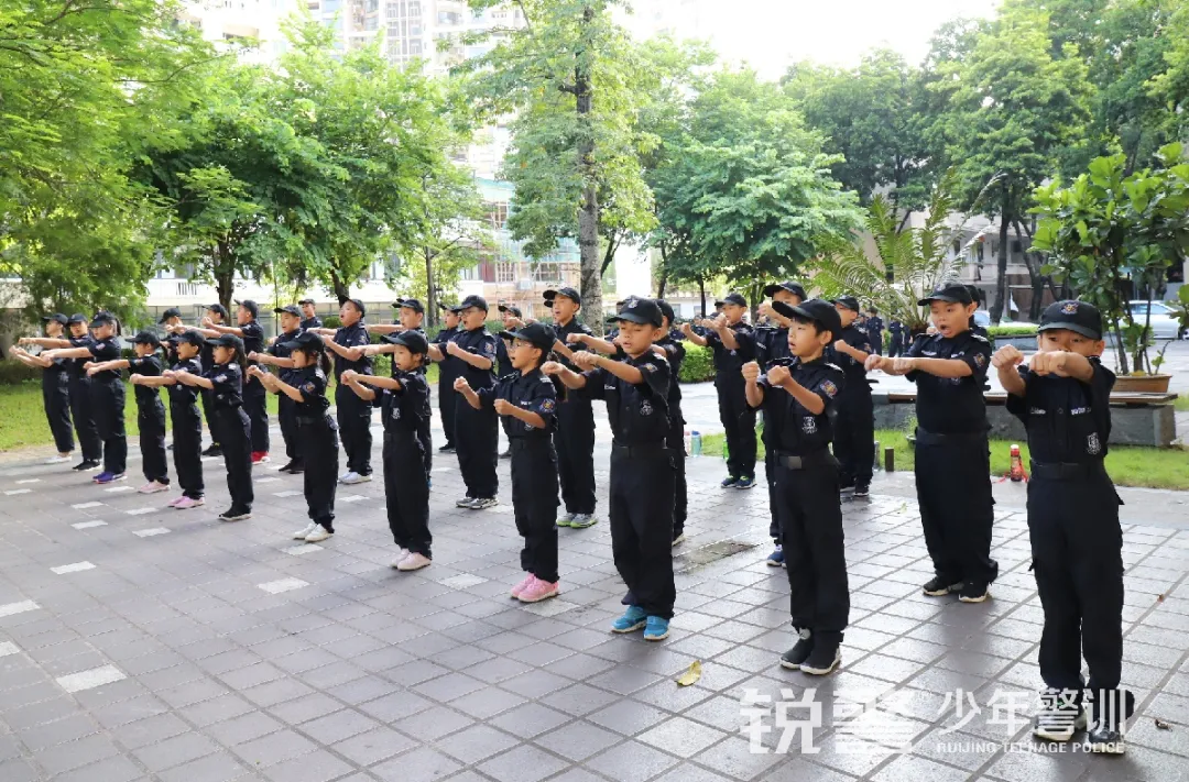 锐警少年警训夏令营：雏鹰新飞，温室小花蜕变之旅，成长的力量