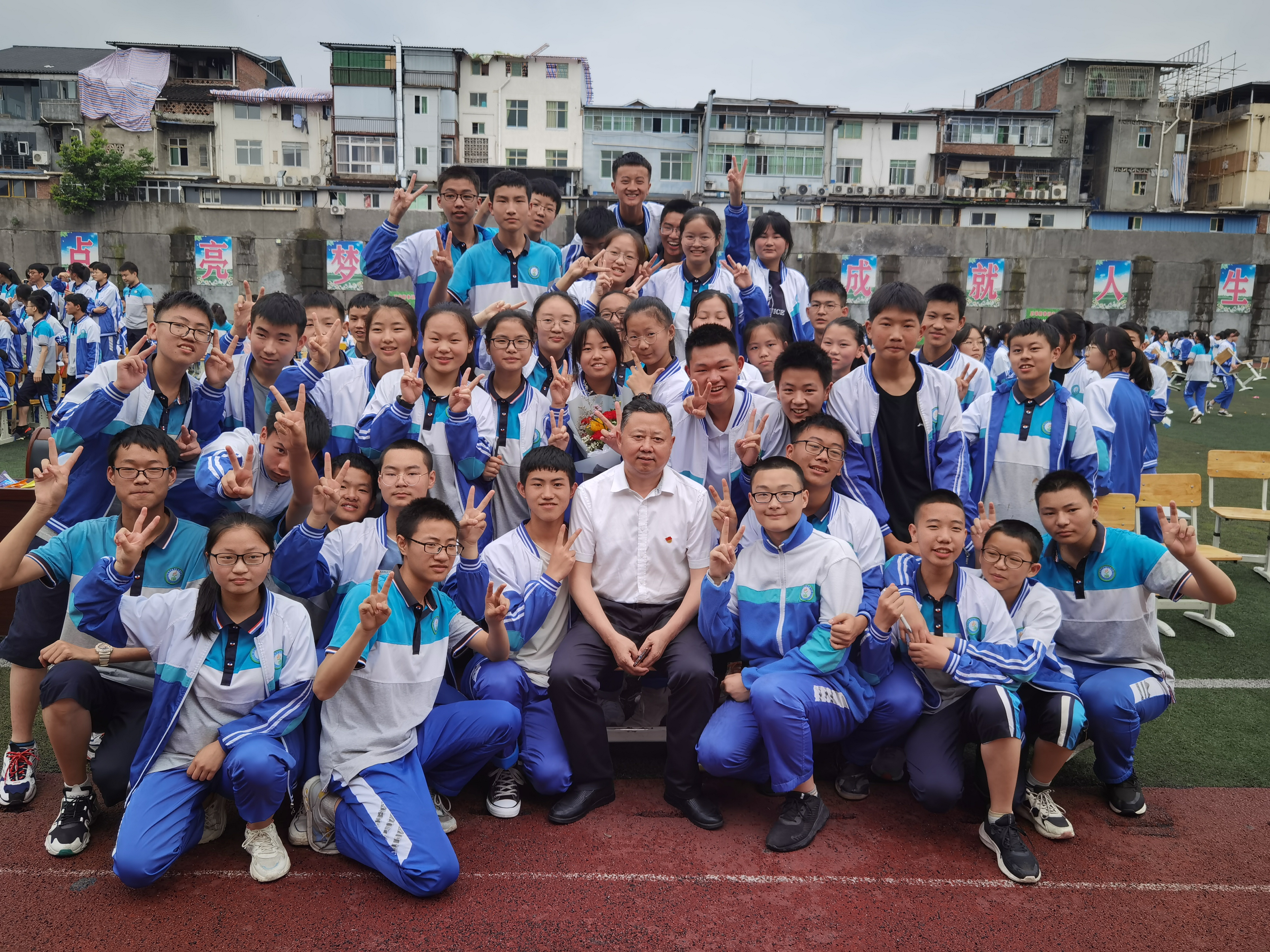 巴中市恩陽(yáng)區(qū)實(shí)驗(yàn)中學(xué)怎么樣?2021屆學(xué)生畢業(yè)典禮(圖9) 巴中市恩陽(yáng)區(qū)實(shí)驗(yàn)中學(xué)怎么樣?2021屆學(xué)生畢業(yè)典禮(圖9)