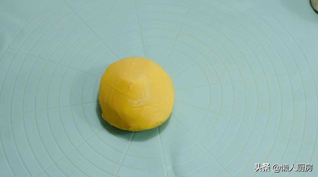这是不用面粉的月饼，也不要烤，白芸豆的炒制很重要