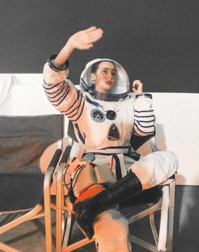 迪丽热巴挑战宇航员造型，走路姿势却成亮点，差点没认出是女明星