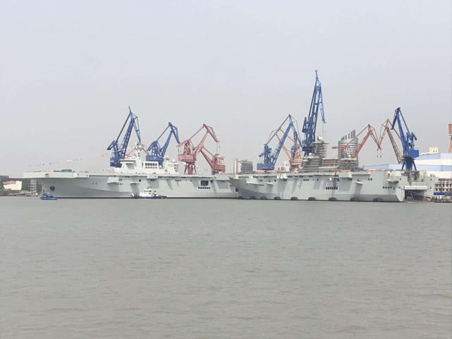 国产4万吨巨舰迎来关键时刻！舰岛冒出滚滚白烟