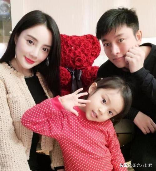 复合了？疑贾乃亮李小璐与杜江夫妻一同旅游，视频中出现两人声音