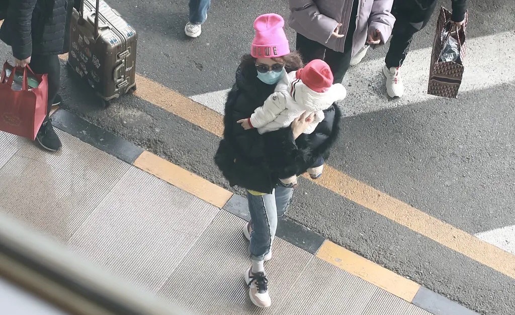 章子怡抱胖儿子下车被累垮！戴粉帽子好少女，
