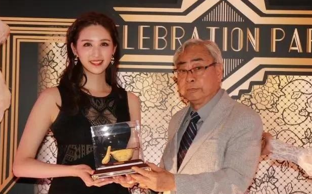 香港铺王千金让我开眼，委身大51岁老富豪，替父还债1400万