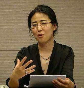 北大才女为爱放弃中国国籍，嫁给比自己大25岁导