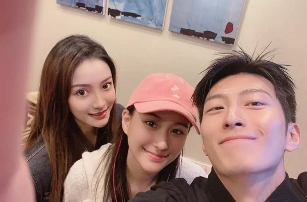 窦骁带何超莲回西安见家长，欣赏长恨歌，动作笑容一致太有夫妻相