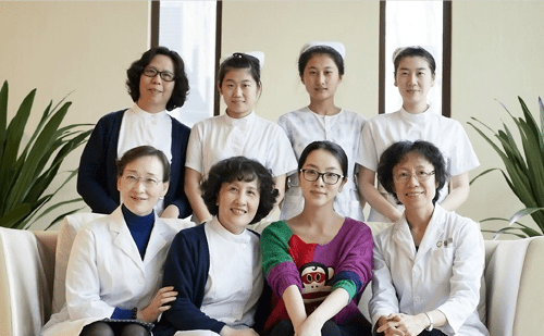 “央视花旦”李思思：嫁大学同学，3年生2子，婚