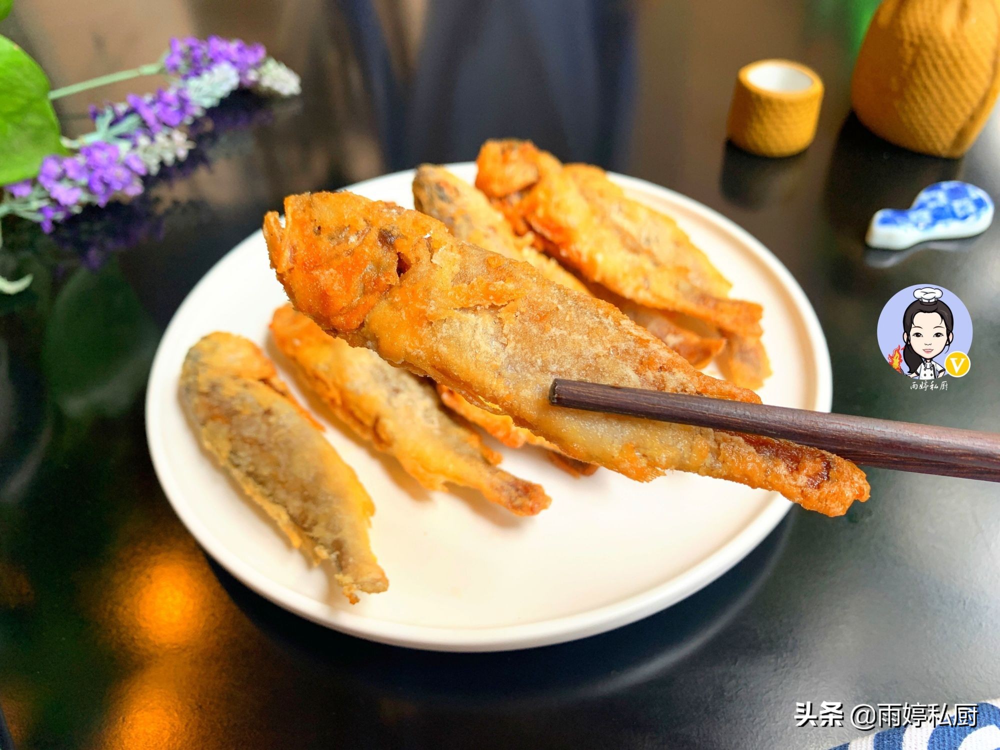 When frying fish, some people wrap it in flour, and some people put it directly into the frying pan to teach you the correct way. It is crispy and crispy.