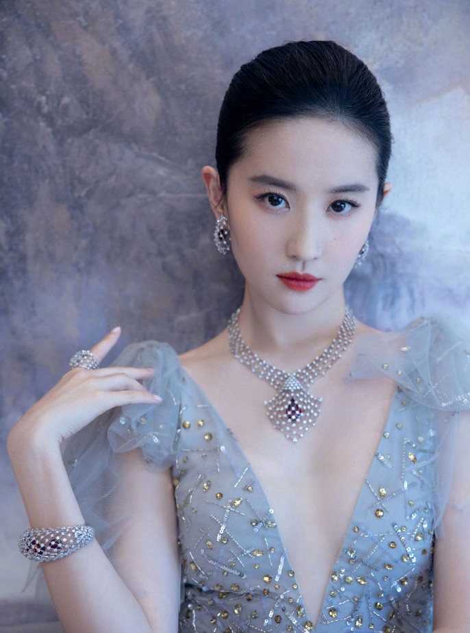 Hu Ge refuted a rumor! Deny marry with Liu Yifei, agent makes public chatting check scheme to make a holiday