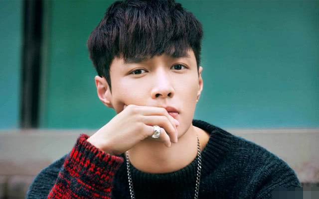 难怪退出“极挑”，四档综艺不够又官宣新剧，