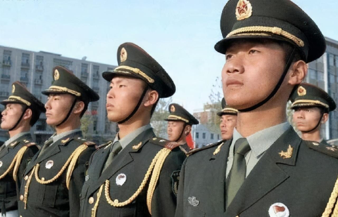 在我国军队中，什么军衔才会配备警卫员？这些人可各个都不简单