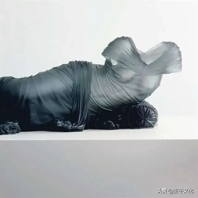 盐设计 · 为展现女人最美的时刻,她用500磅玻璃做成婚纱