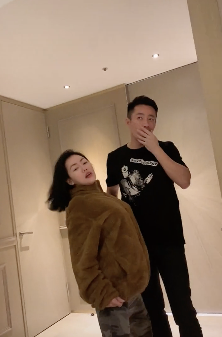小s在姐夫身前熱舞，頭髮甩到汪小菲臉上，襪子被踩掉仍淡定繼續