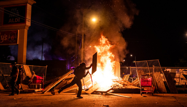 打砸抢烧乱成一锅粥，老美还四处秀肌肉！真的