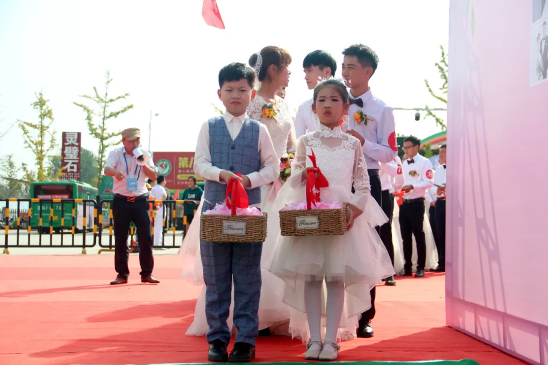“花开疫散·缘定沭阳”小我婚礼在花木城进行