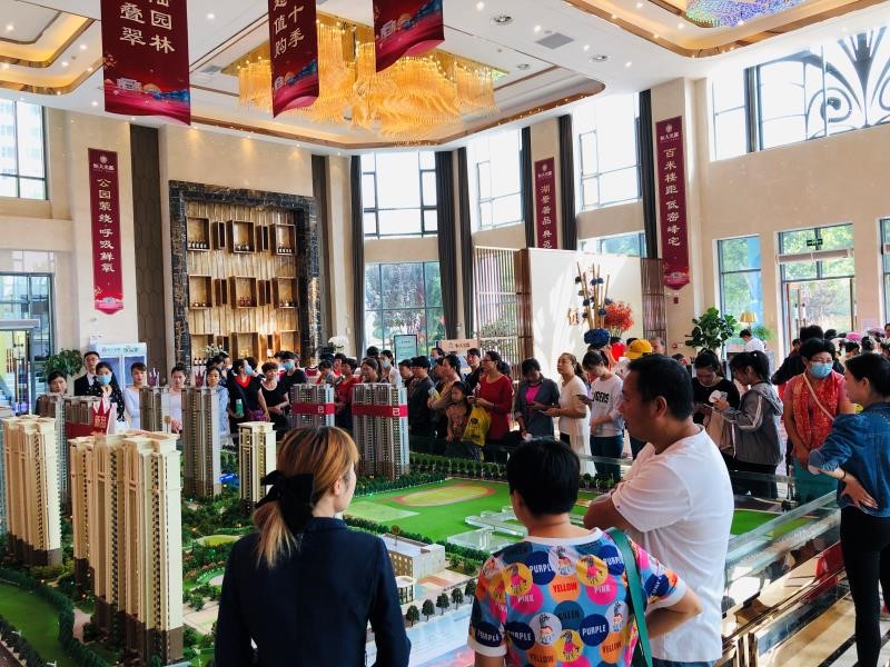 低价买房最后三天 黄金周恒大售楼处堪比景区