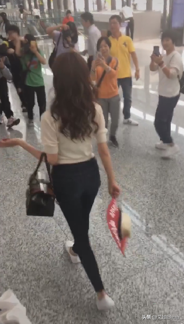 林志玲去了日本更丰满，罕见紧身露脐装配牛仔裤，花瓶身材太晃眼