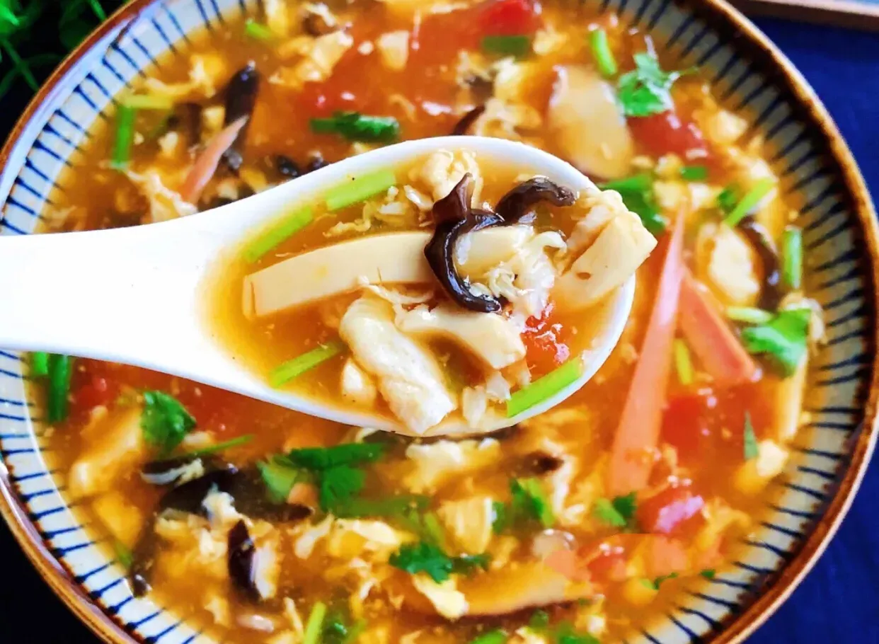 The explorer will teach you to make delicious hot and sour soup in 10 minutes, which will make you lose your appetite and say goodbye
