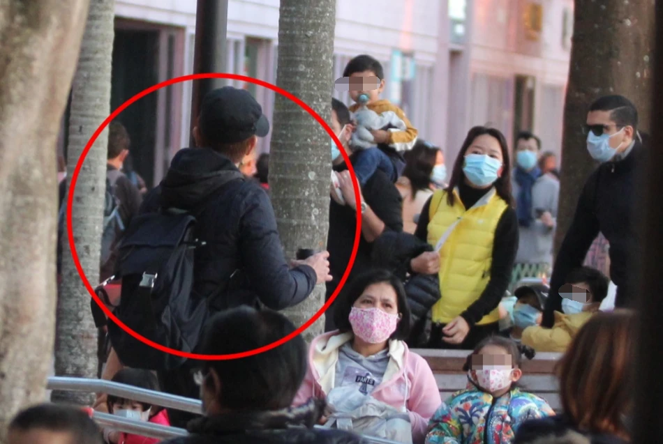 郭富城一家五口逛街，俩女儿不怕露正脸，小他4岁的岳母穿貂贵气