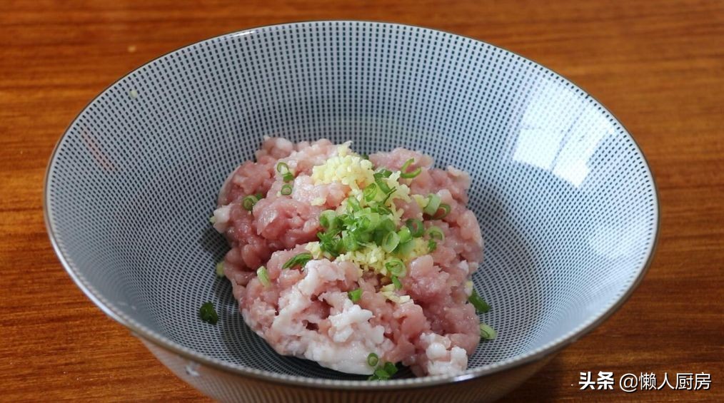 在飯店吃飯發現鹹蛋黃蒸肉餅，回家復刻了這道菜，沒想到很好吃