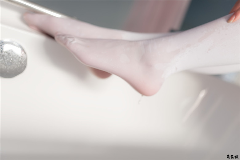 浴缸里的白丝格子裙