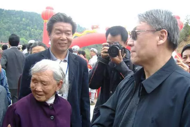 百岁女红军五次嫁人，为毛泽覃守墓76年，死后让