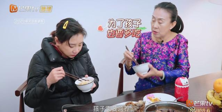 何雯娜出阁酒太寒酸？仅有一桌酒席，何雯娜母