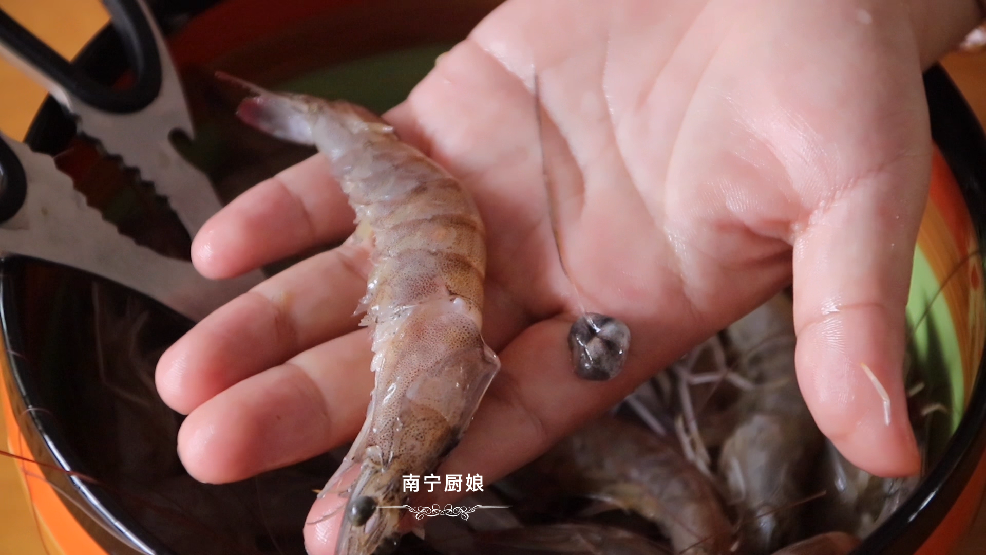 白灼大虾用清水煮就错了，老渔民教我一招，不放一滴水，鲜嫩弹牙