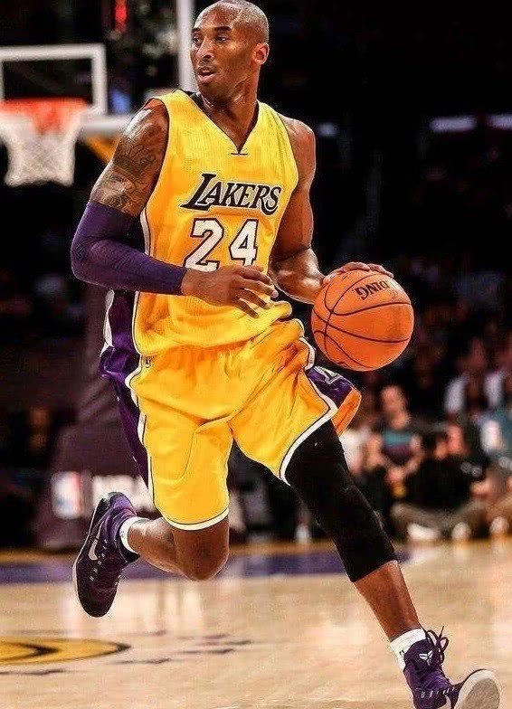 一周年|科比去世一周年祭日：瓦妮莎晒昔日球场全家福 配文永远在一起