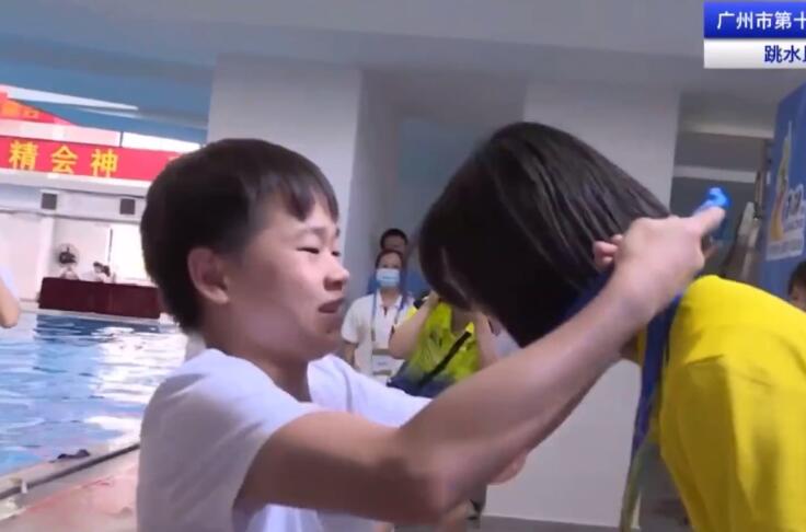 害羞了！全红婵第一次当颁奖嘉宾，拉手羞涩挡脸，何教练陪伴