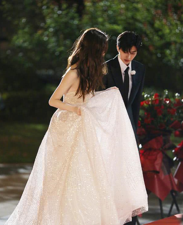 Baby是多怕输！录综艺穿高定礼服比红毯还隆重，