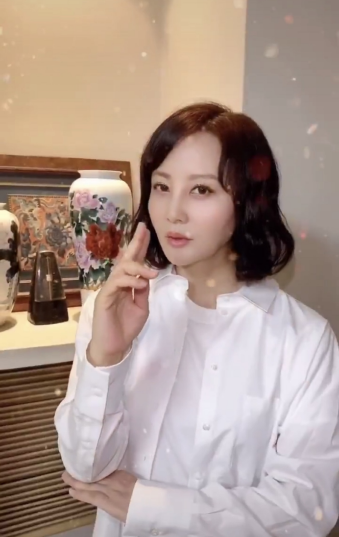 陶红的脸真是个谜，出道32年，但皮肤嫩的好似能