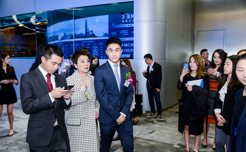 赌王之子何猷君痛批辱华主持人，态度刚硬获网