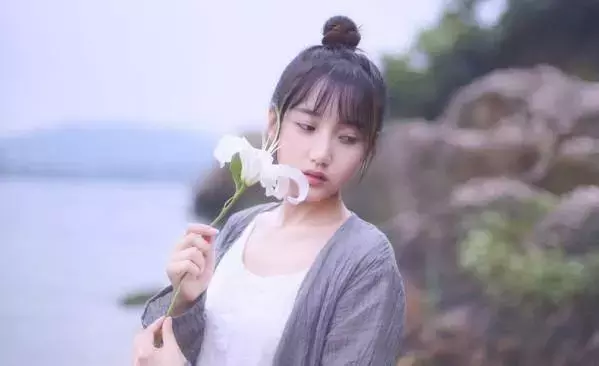 十句爱情语录:一个人愿意奋不顾身 另一个人才愿意托付终身图片