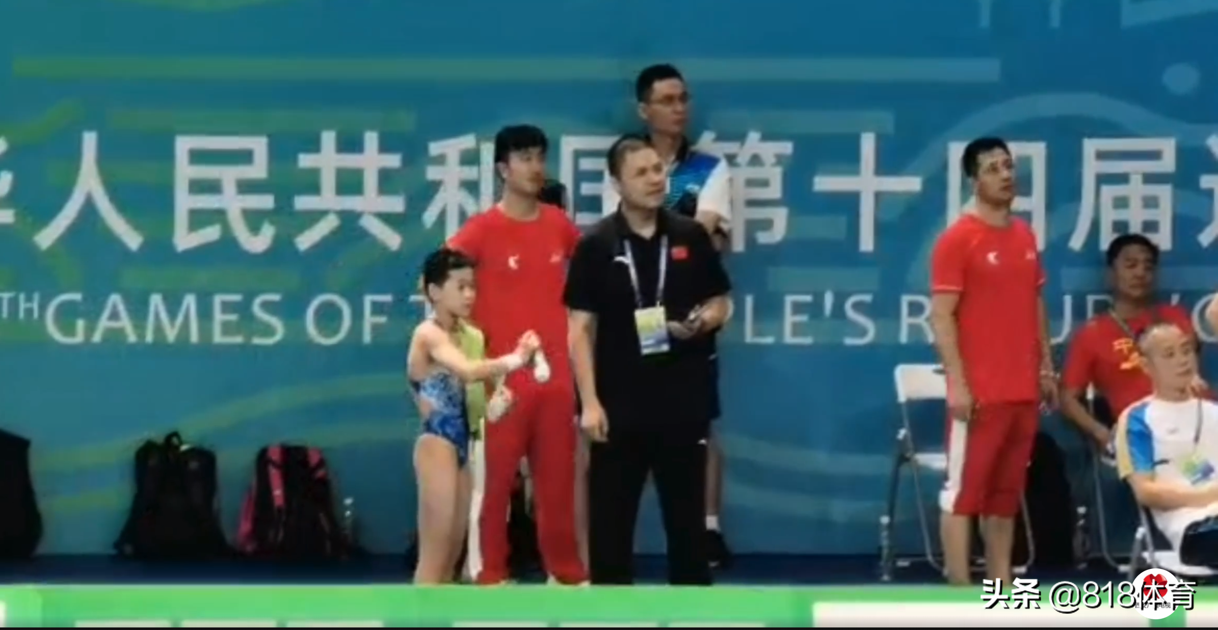 排面!全红婵全运会训练引20人10米台围观,伸脖子往下看水花消失术