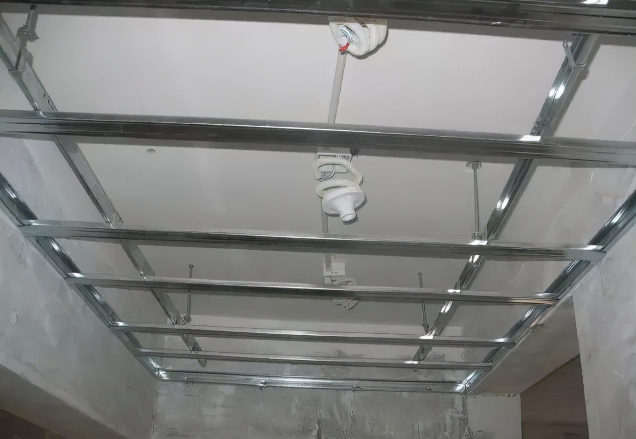 轻钢龙骨木龙骨与铝扣板吊顶用哪种做好