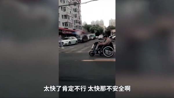 轮椅|俩大爷开电动轮椅街上飙车 场面惊险不已