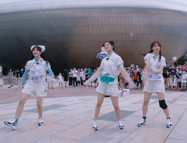 《创3》学员外出表演，黄子韬、鹿晗当“老爸”