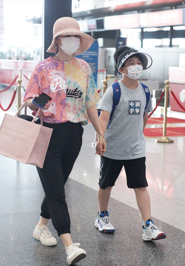 沙溢一家四口现身，妻子休闲穿搭显活力，7岁小儿子个头超妈妈肩