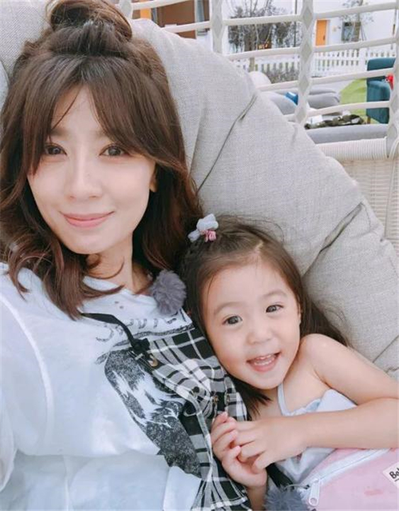 賈靜雯女兒“驚艷式”長大，波妞軟萌討喜，咘咘精緻得像洋娃娃