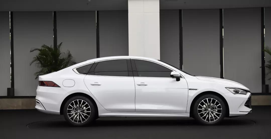 每公里油费2毛5还能上绿牌，比亚迪秦PLUS比丰田混动香多了