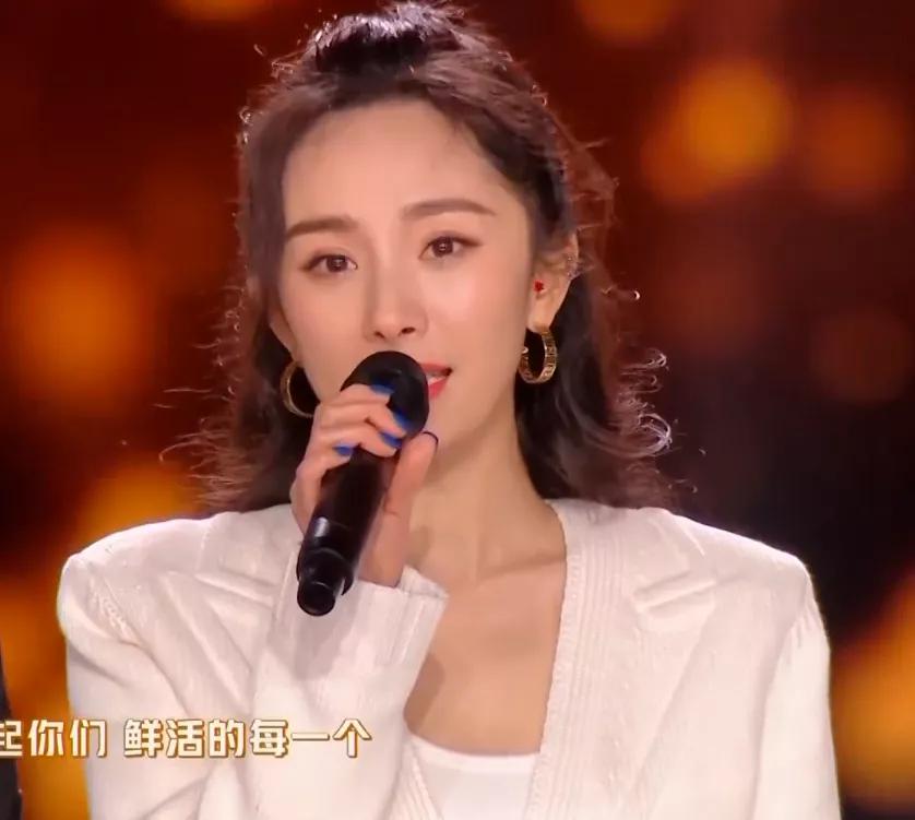 跨年女星集体得罪化妆师，杨幂被嘲像鹦鹉，热