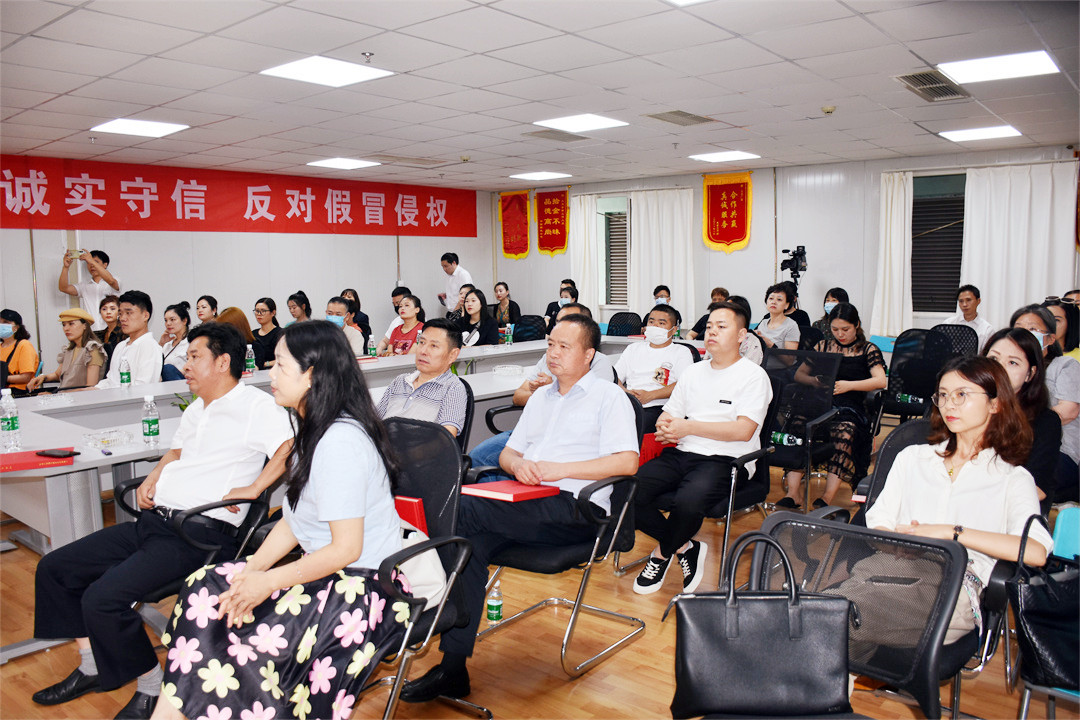 尊重知识产权 维护市场经济：法律讲堂走进九龙广场