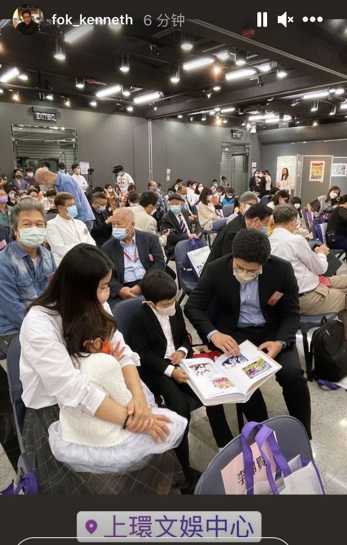 霍啟剛陪兒子外出騎行，學習健身兩把抓，力當稱職好爸爸