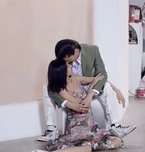 张予曦丁禹兮拍照时不小心摔倒，谁注意到了这