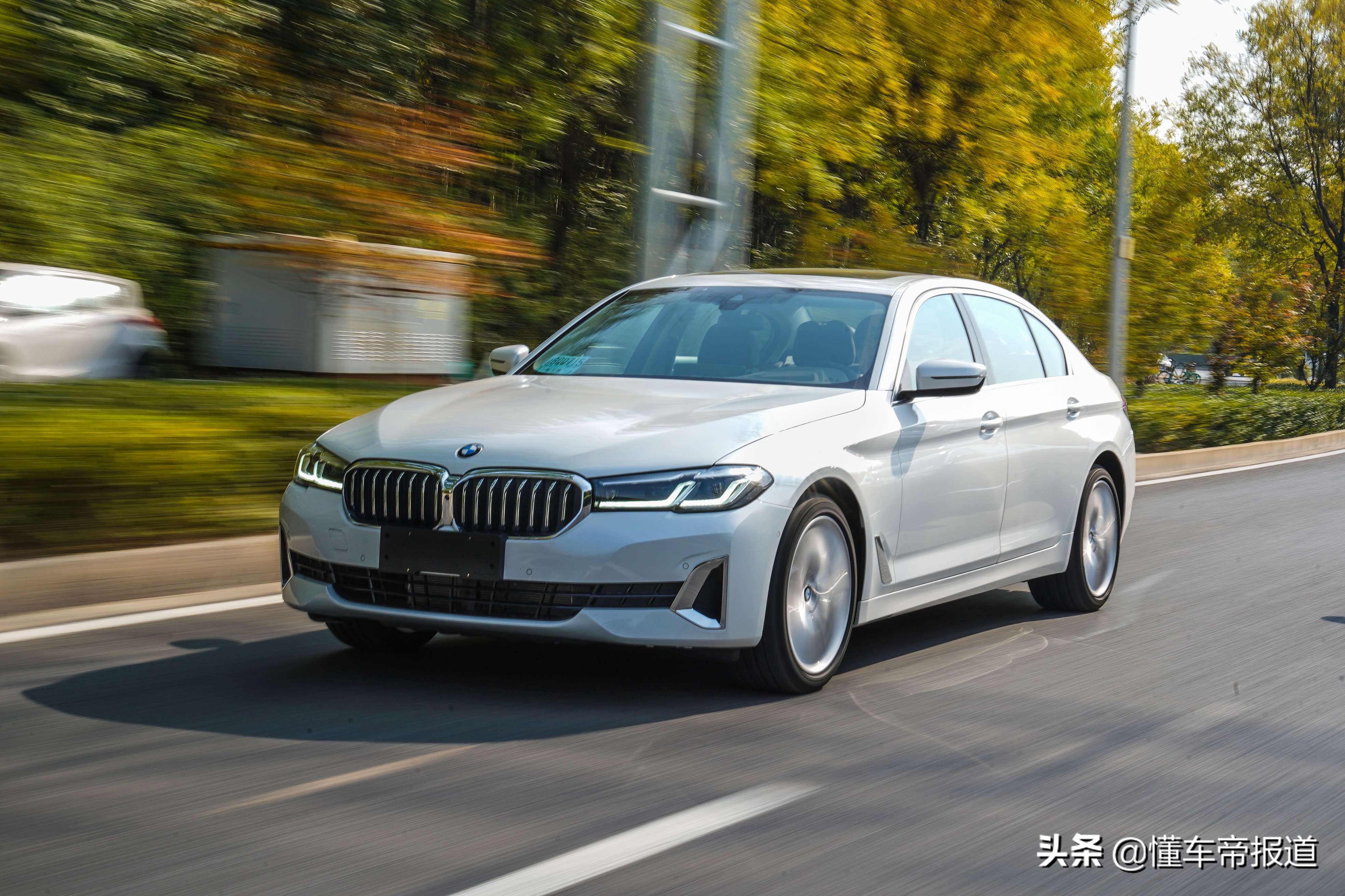 新车 | 宿敌对决！首试2021款宝马5系对比奔驰E级