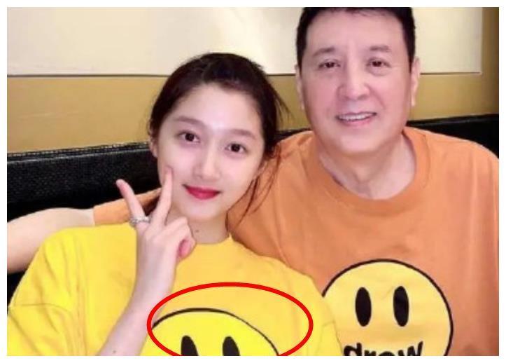 鹿晗只顾打麻将，忘把关晓彤衣服收起来